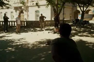 Hugo speelt een potje pétanque in Marseille.