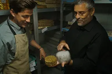 Benoit laat schimmelkaas aan Hugo zien.