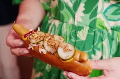 Miljuschka eet bij Tivoli Gardens.