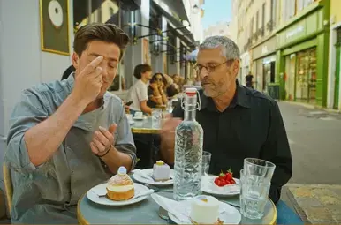 Hugo en Benoit eten gebakjes.