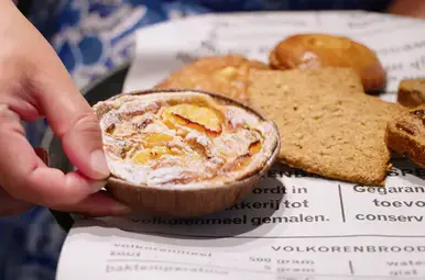 Miljuschka eet bij Bakkerij Hartog in Amsterdam.