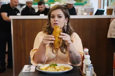 Miljuschka eet bij Rock & Sole Plaice in Londen in het programma Dish is Europe. 