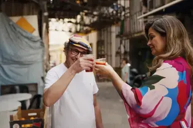 Miljuschka drinkt een glas sinaasappelsap in Palermo.