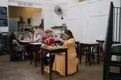 Miljuschka eet bij St. John in Londen voor het programma Dish is Europe. 