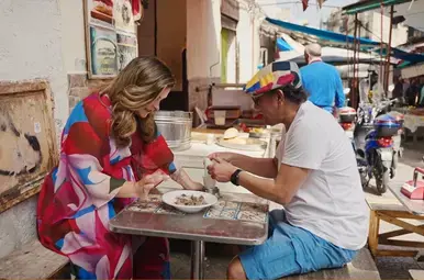 Miljuschka eet Trippa op een sstreetfoodmarkt in Palermo.