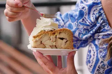 Miljuschka eet appeltaart bij Winkel 43 in Amsterdam.