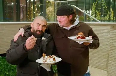 Perry en Sjaak eten het toetje buiten op