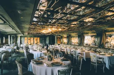 interieur van een restaurant in groene tinten