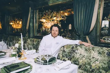 Jean Imbert chef aan tafel in zijn restaurant
