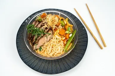 Ramen met varkenshaas van de BBQ