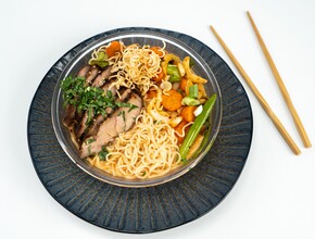 Ramen met varkenshaas van de BBQ