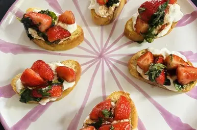Crostini met stracciatella en gemarineerde aardbeien