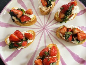 Crostini met stracciatella en gemarineerde aardbeien