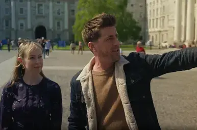 Hugo staat op het plein van Trinity College