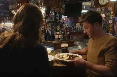 Hugo zit aan de bar met een Irish Stew