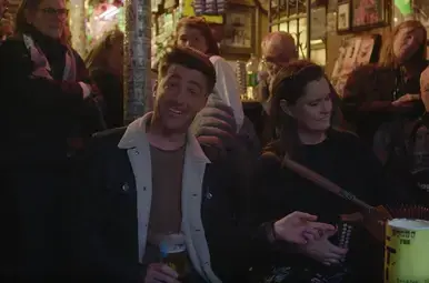 Hugo zit aan de bar met een Irish Stew