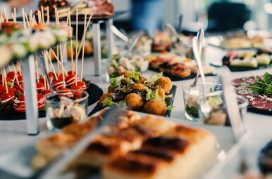 feestelijk gedekte tafel