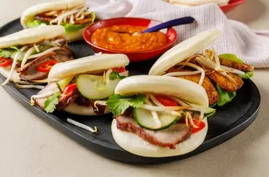 Bao buns met geroosterd varkensvlees of tempeh