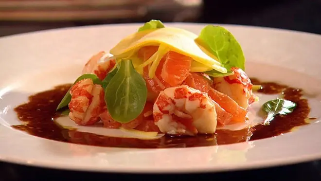 In wodka gemarineerde zalm, warme dressing van rivierkreeft met koolraap en prei
