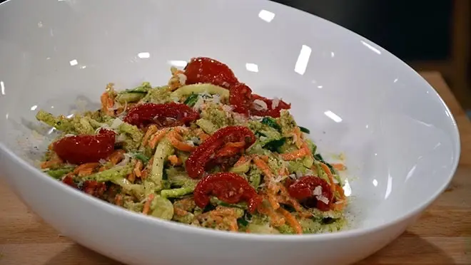 Wortel- en courgette-spaghetti met walnoten-peterseliepesto