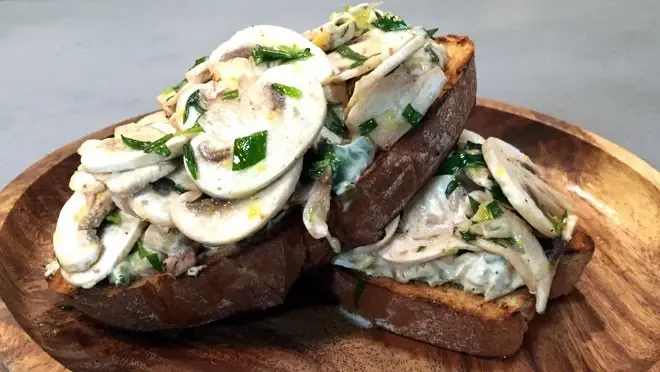 Zuurdesemtoast met gemarineerde champignons