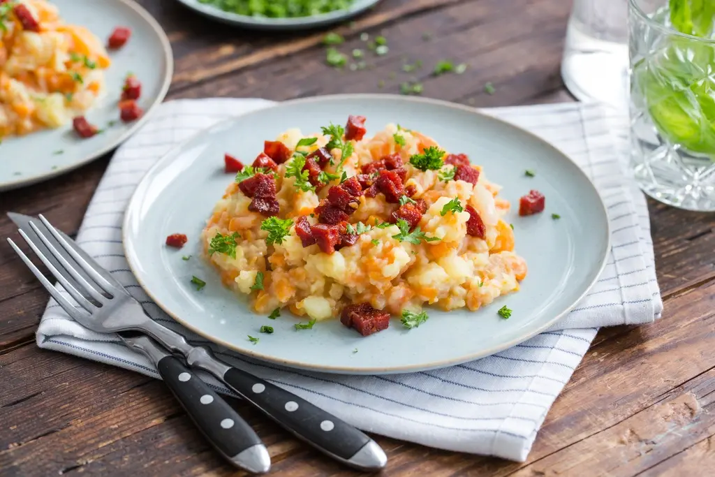 Spaanse hutspot met chorizo, paprikapoeder en peterselie