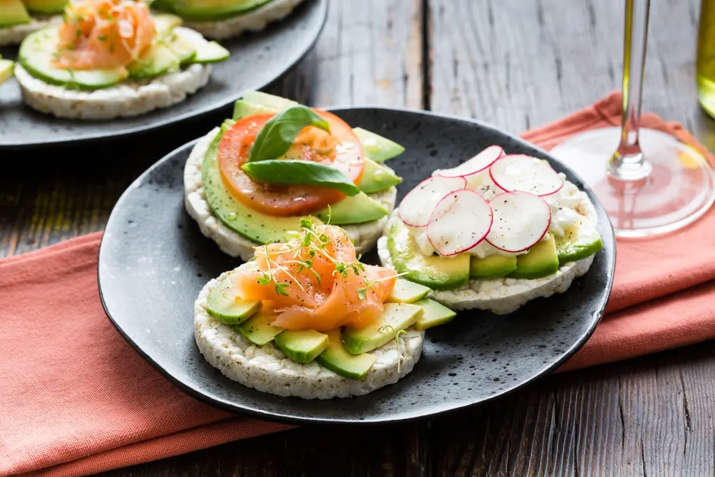 3 x Rijstwafels met avocado, zalm, tomaat en radijs