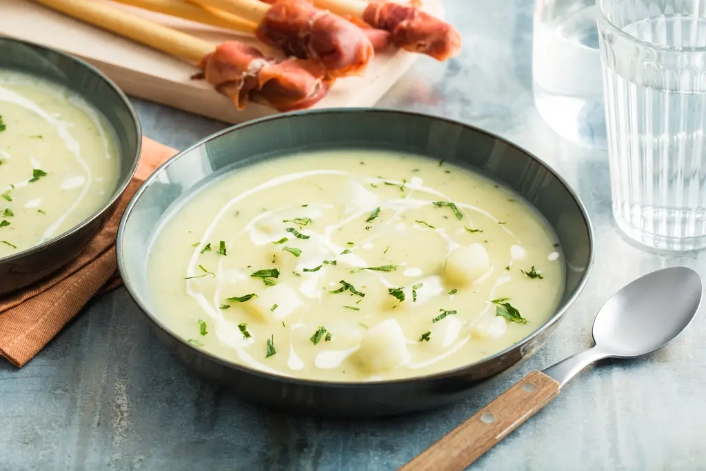 Witte-aspergesoep met hamstengels