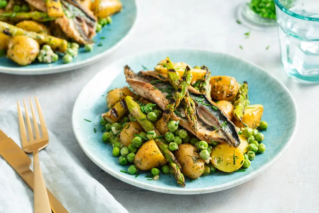 Frisse aardappelsalade met makreel en asperges