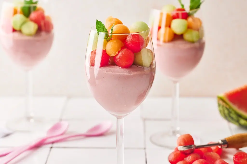 Rode-port-mousse met meloenbolletjes