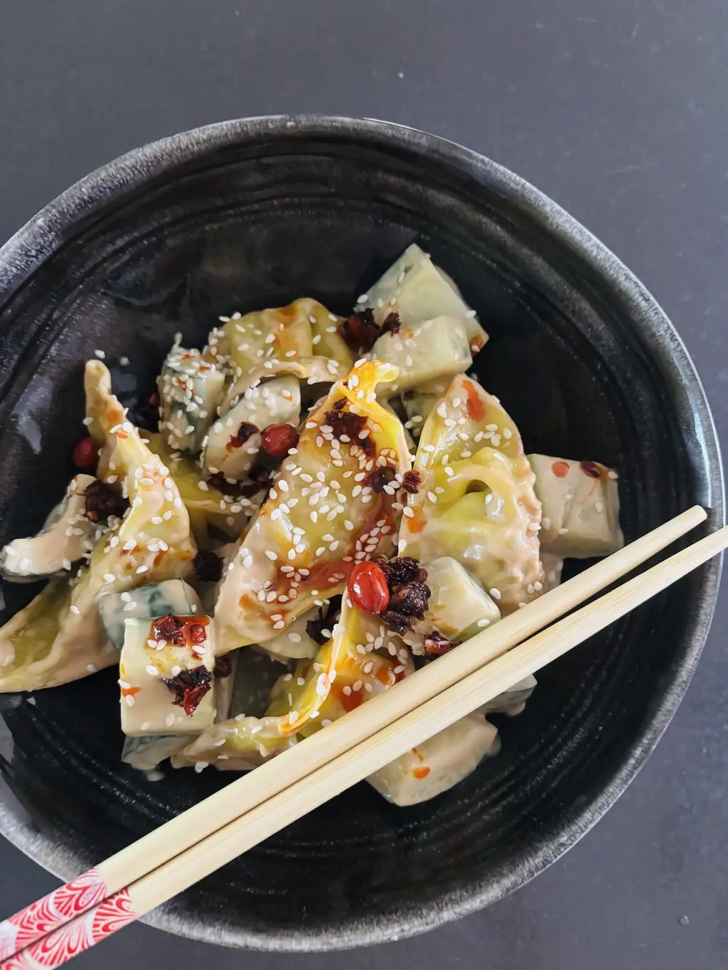 Gyoza-salade met smashed komkommer