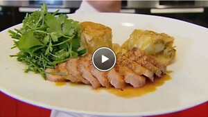 Eendenborst met een tarte tatin van witlof en sinaasappelsaus