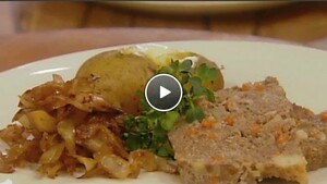 Gehaktbrood met gebakken witte kool en gepofte aardappels