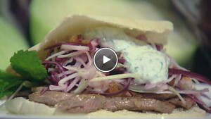 Gemarineerd lamsvlees met koolsalade en yoghurt-muntsaus