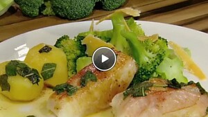 Kabeljauw met rauwe ham en saliejus en broccoli met oude kaas