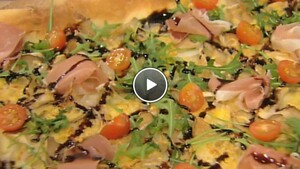 Pizza met oesterzwammen, ham en rucola