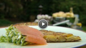 Aardappeltortilla met salade en gerookte zalm