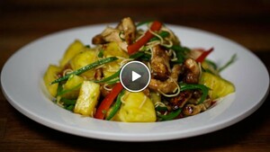 Kip uit de wok met ananas en peultjes