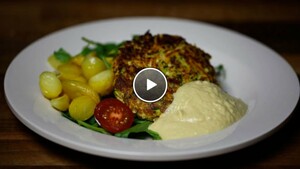 Zelfgemaakte groenteburger met krieltjes
