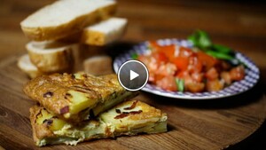 Aardappeltortilla met salie en frisse tomatensalade