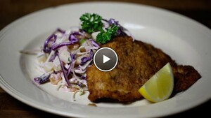 Kalkoenschnitzel met koolsalade