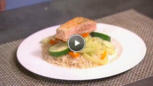 Kleurige stoomgroente met zalm en citroenrijst