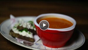 Tomaten-paprikasoep met een zelfgemaakte groentespread