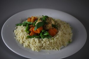 Kip met rode curry, boontjes en pompoen