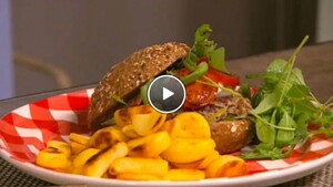 Italiaanse hamburger met tomaat-rucolasalade