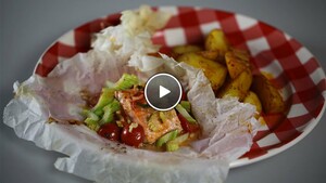 Vispakketje met bleekselderij en tomaat
