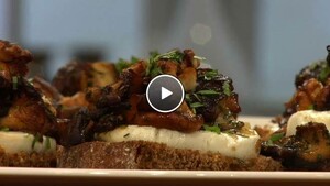 Zuurdesem met geitenkaas en paddenstoelen