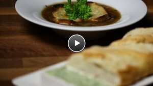 Franse uiensoep en toast met kruidenboter