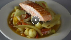 Venkel stoofschotel met gegrilde zalm
