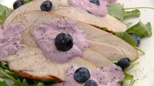 Gerookte kipfilet met blauwe bessen dipsaus